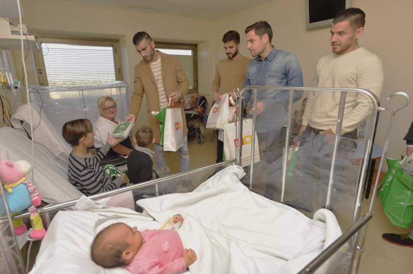 Los jugadores del Elche y la peña El Raval visitan a los menores ingresados