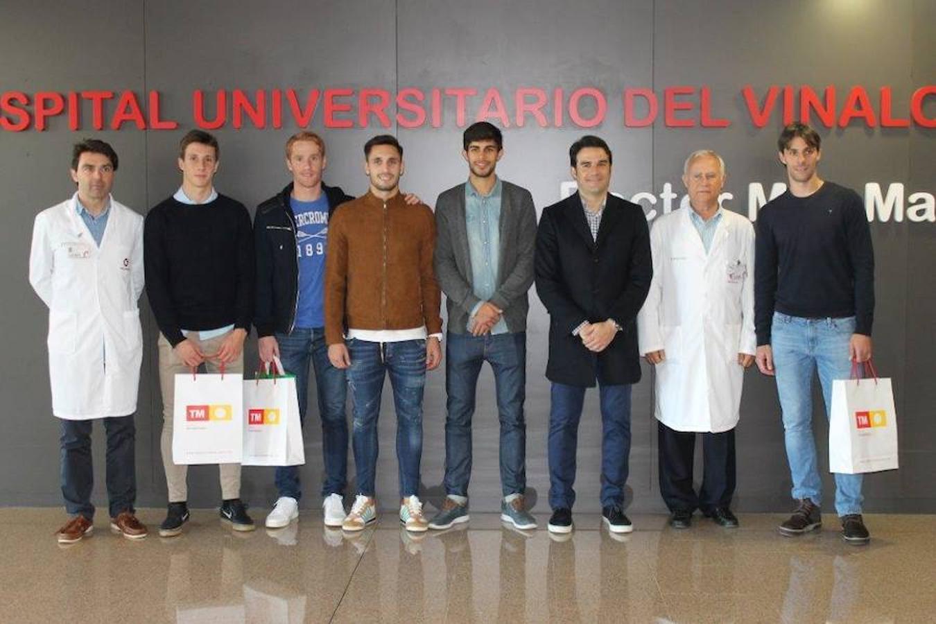 Los jugadores del Elche y la peña El Raval visitan a los menores ingresados