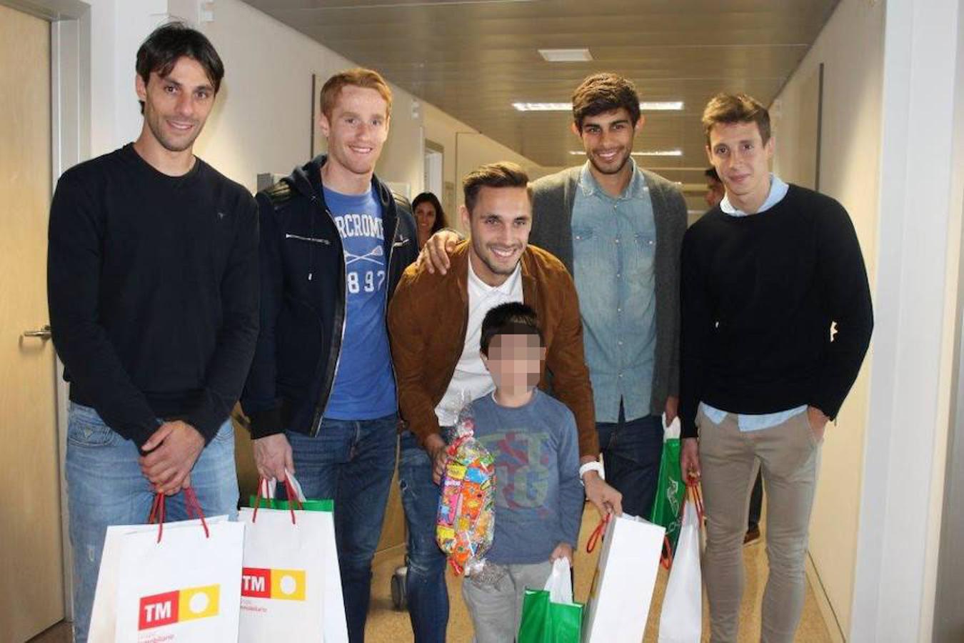 Los jugadores del Elche y la peña El Raval visitan a los menores ingresados