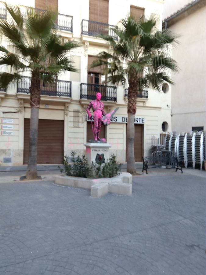 Pintan de rosa la estatua de Enrique Ponce en Chiva