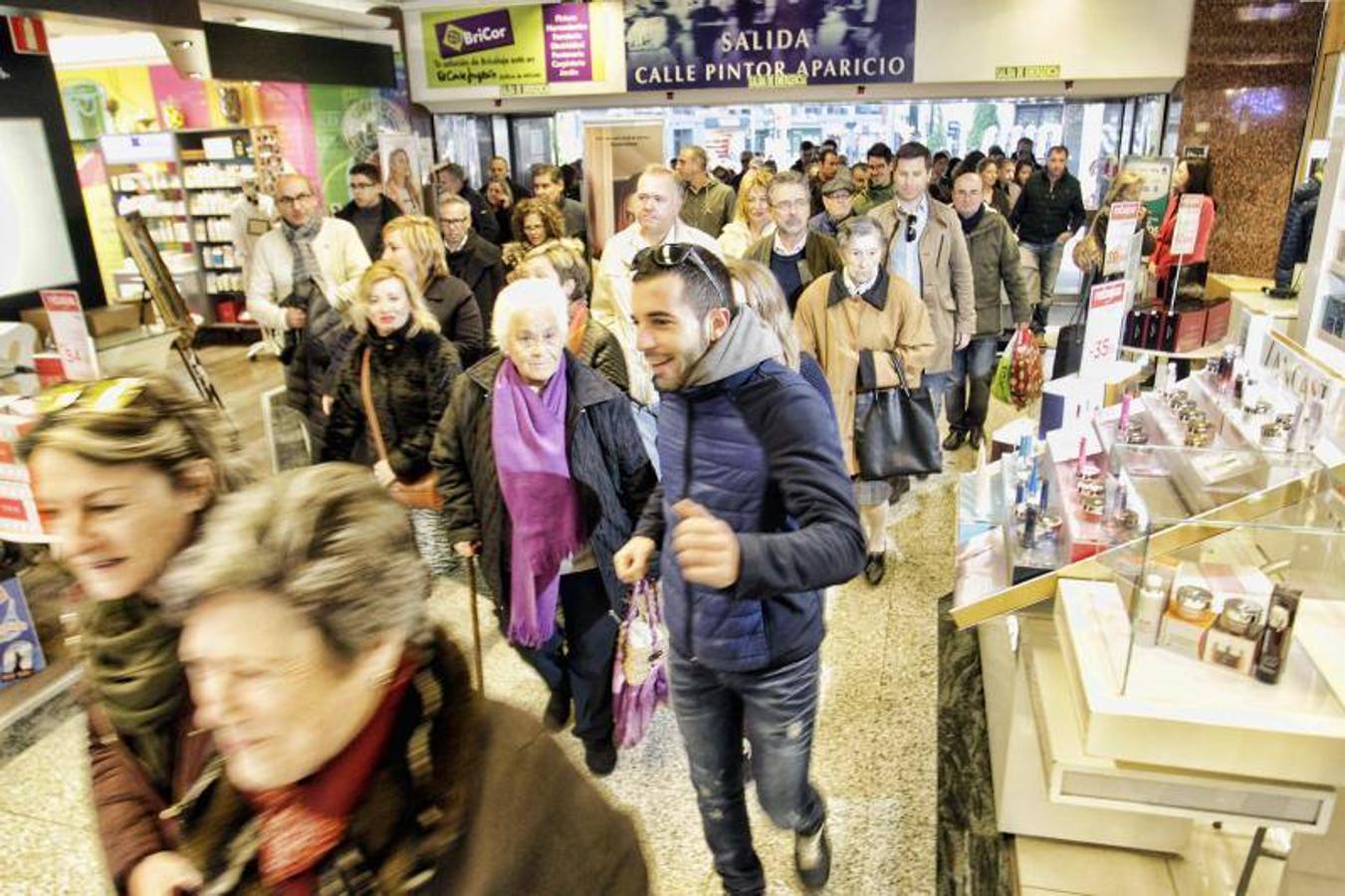 Fotos del primer día de rebajas de invierno en Valencia en 2017