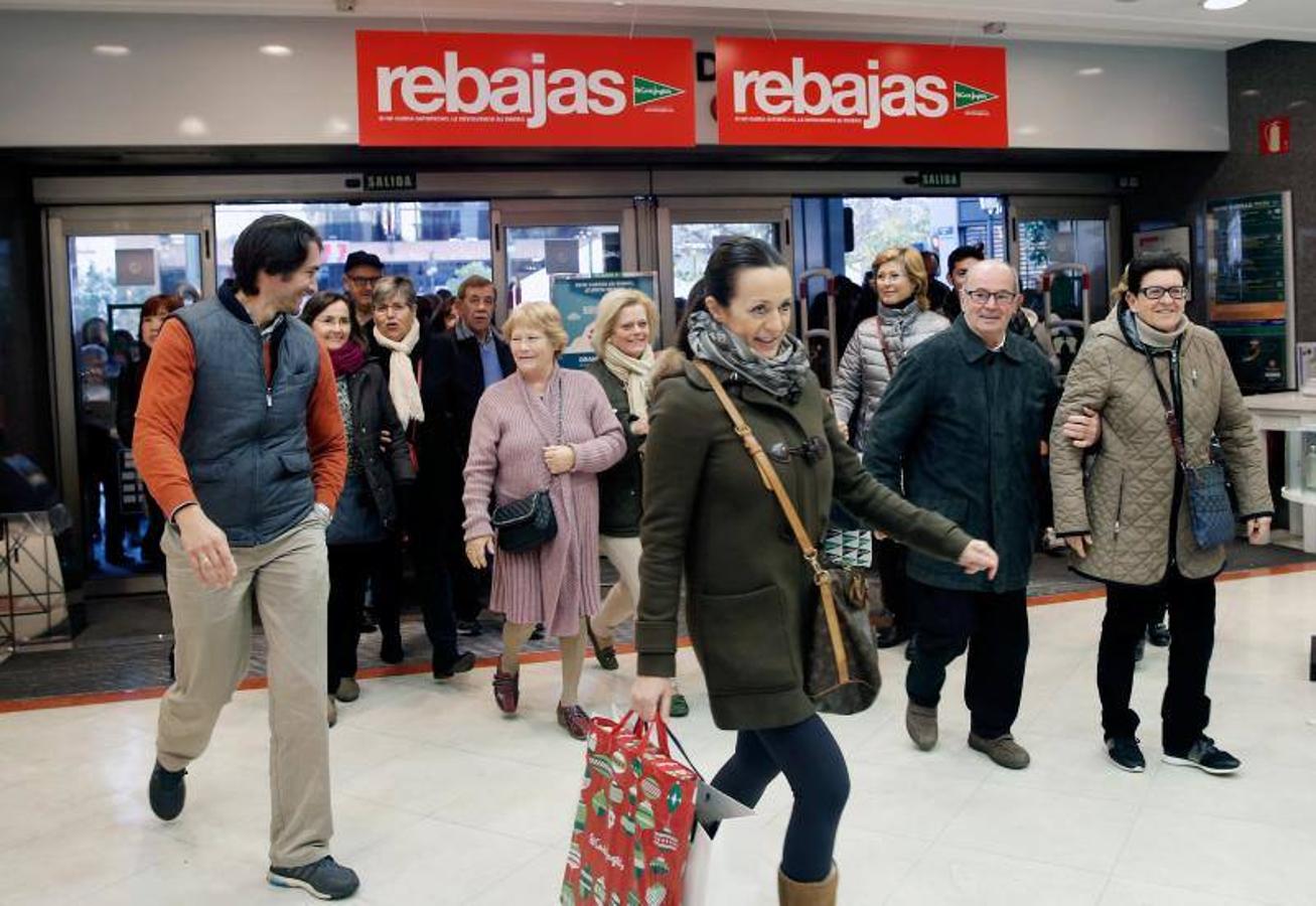 Fotos del primer día de rebajas de invierno en Valencia en 2017