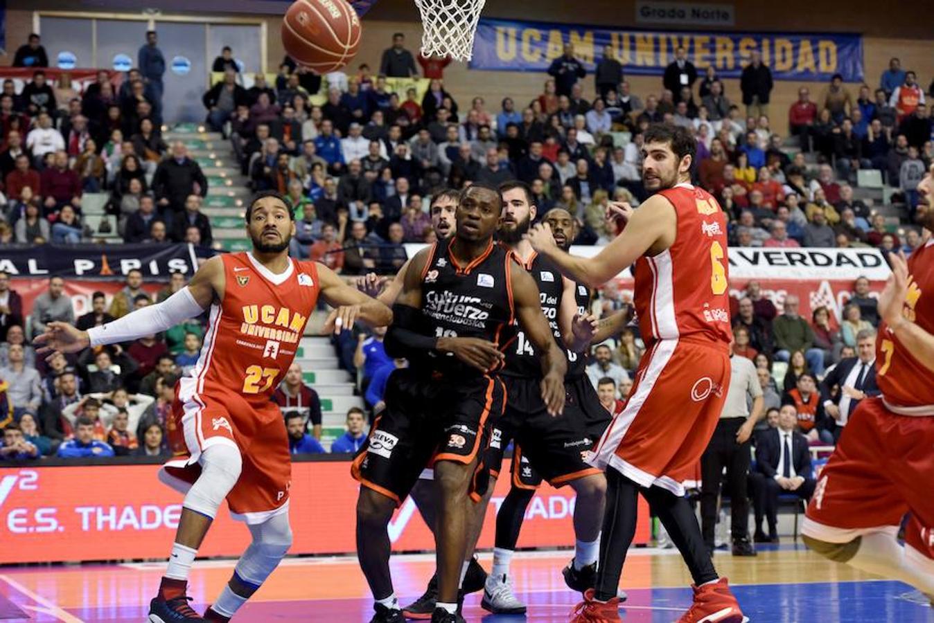 Fotos del partido disputado entre UCAM Murcia y Valencia Basket