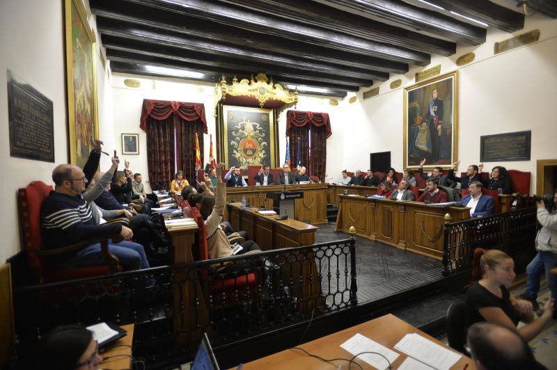 Las imágenes del pleno extraordinario del Ayuntamiento de Elche