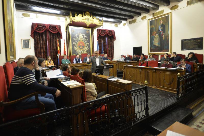 Las imágenes del pleno extraordinario del Ayuntamiento de Elche