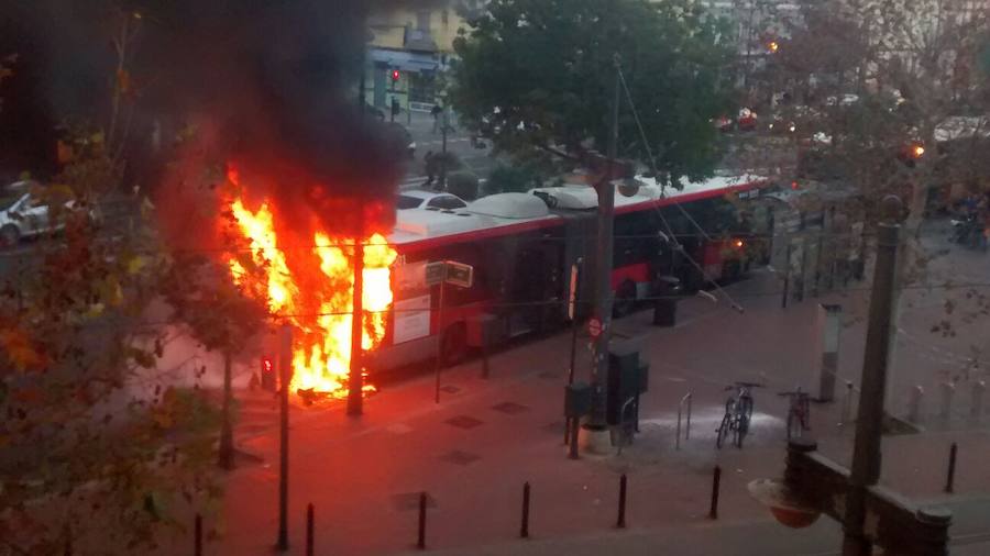 Fotos del autobús de la EMT que se ha incendiado en la avenida Peset Aleixandre de Valencia