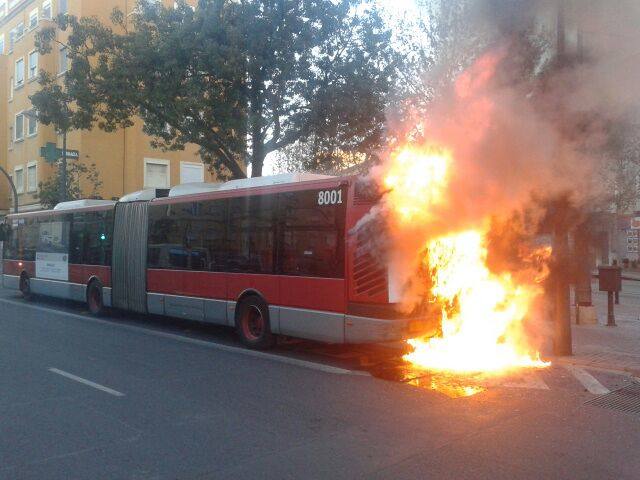 Fotos del autobús de la EMT que se ha incendiado en la avenida Peset Aleixandre de Valencia