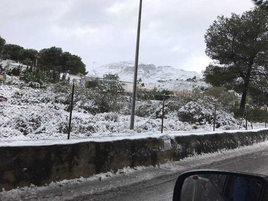 La nieve en Dénia y Xàbia se convierte en hielo