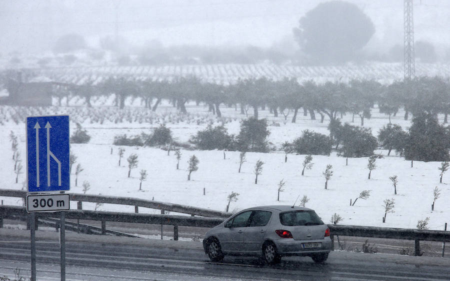 Carretera A35 y N-344 cerradas por la intensa nevada en Fuente la Higuera y Navalon.