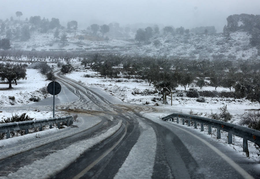 Carreteras con nieve en la Comunitat por el temporal de frío