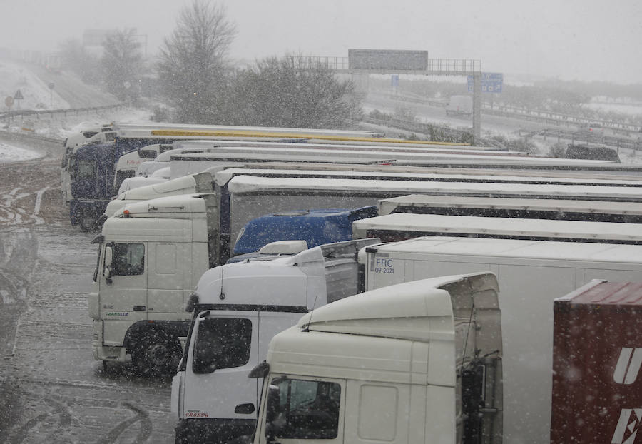 Carreteras con nieve en la Comunitat por el temporal de frío