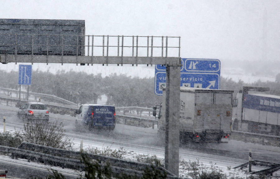 Carreteras con nieve en la Comunitat por el temporal de frío