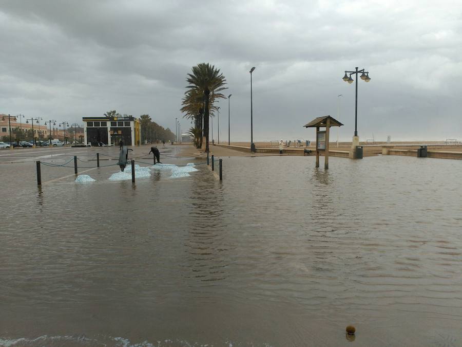 El temporal de lluvia y viento deja importantes desperfectos en las playas de Valencia