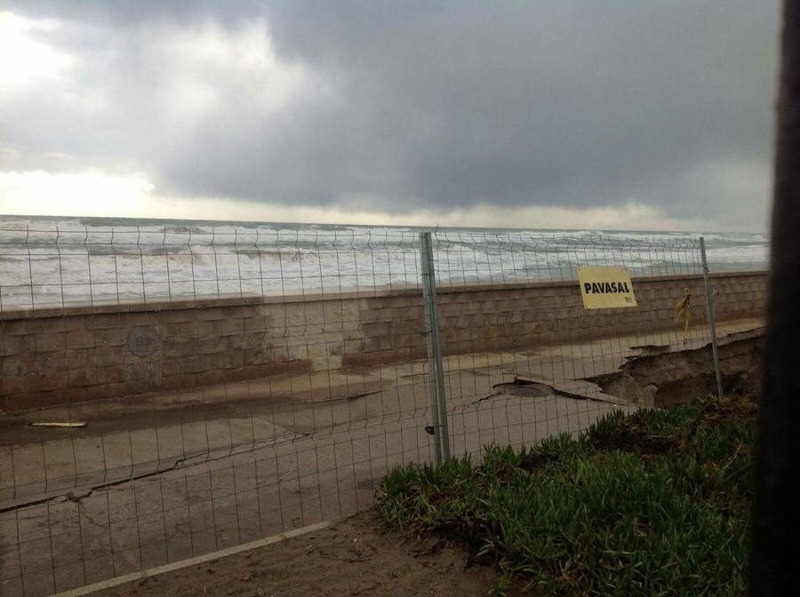 El dañado muro de la playa de El Saler tras una noche en vela