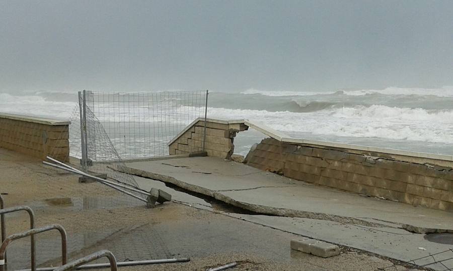El dañado muro de la playa de El Saler tras una noche en vela
