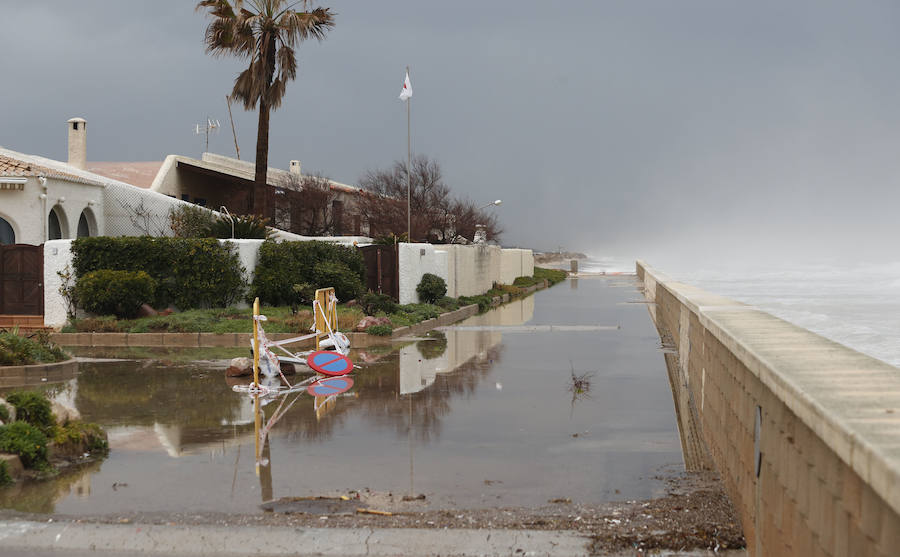 El dañado muro de la playa de El Saler tras una noche en vela