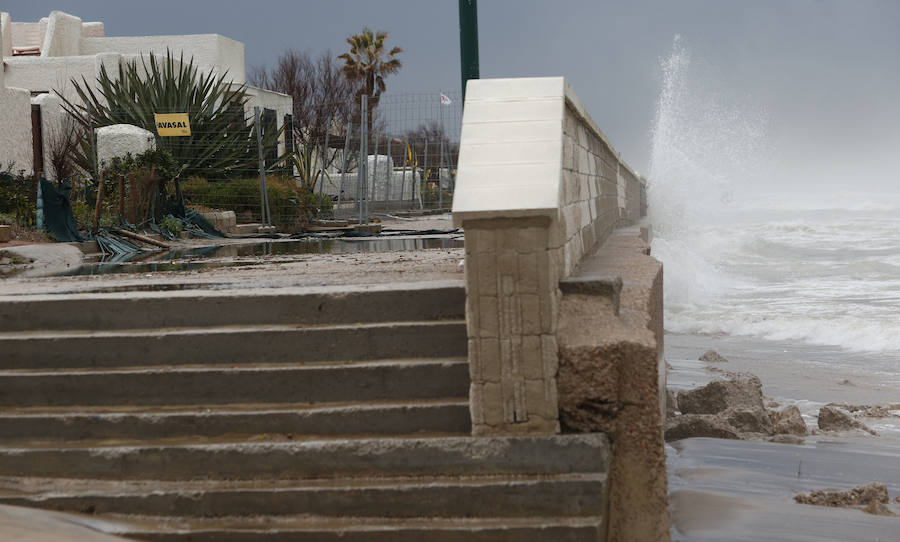 El dañado muro de la playa de El Saler tras una noche en vela