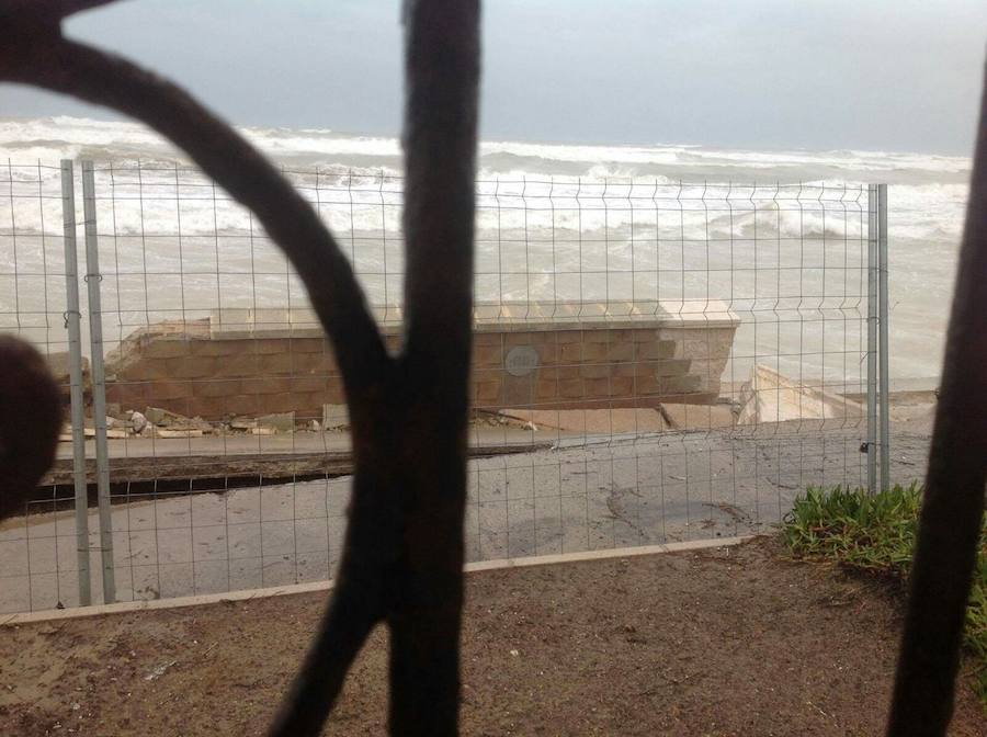 El dañado muro de la playa de El Saler tras una noche en vela