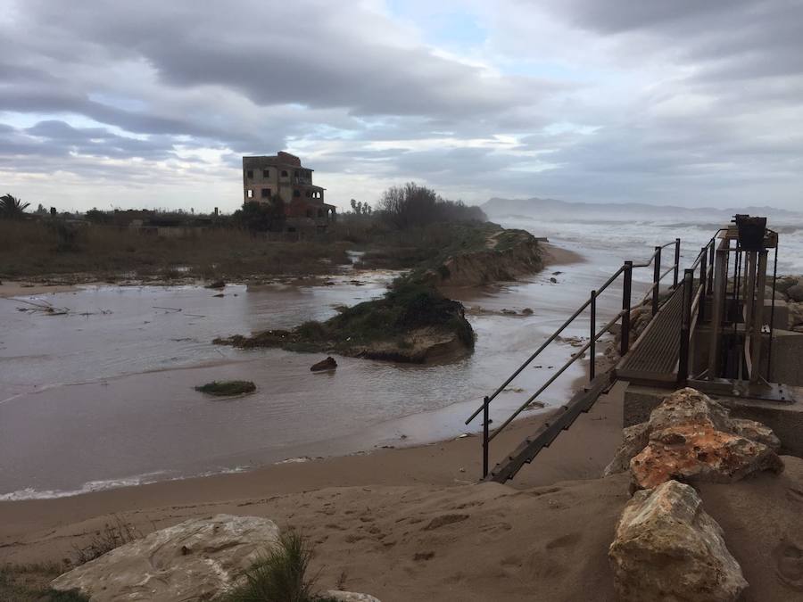 El temporal en el mar destroza paseos y calles en varios municipios de la Comunitat