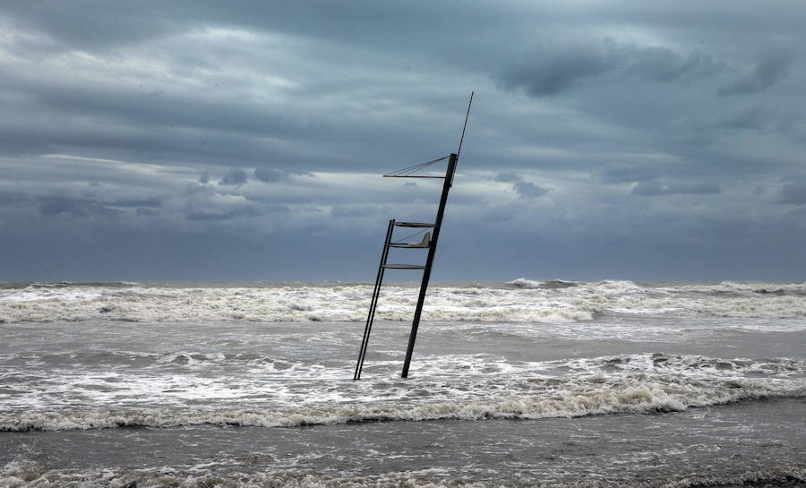 El temporal en el mar destroza paseos y calles en varios municipios de la Comunitat