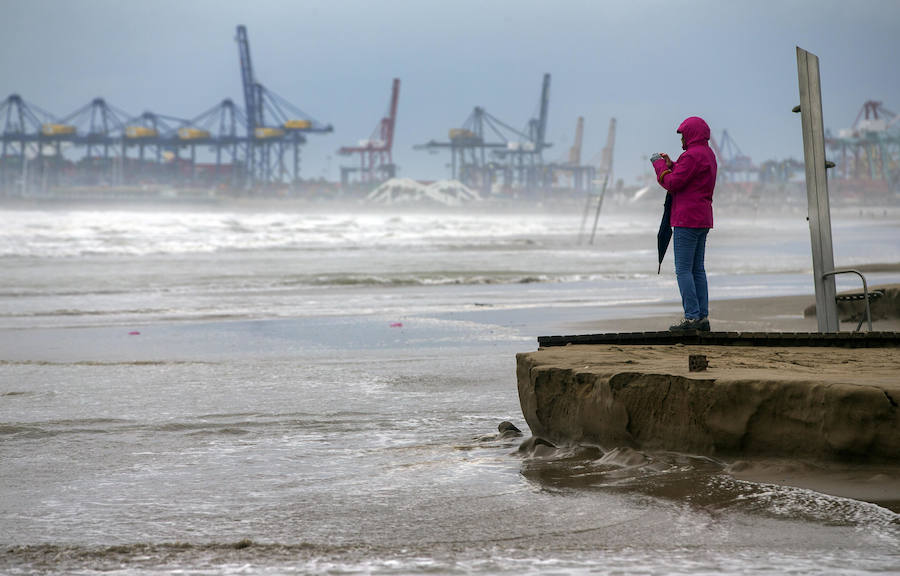 El temporal en el mar destroza paseos y calles en varios municipios de la Comunitat