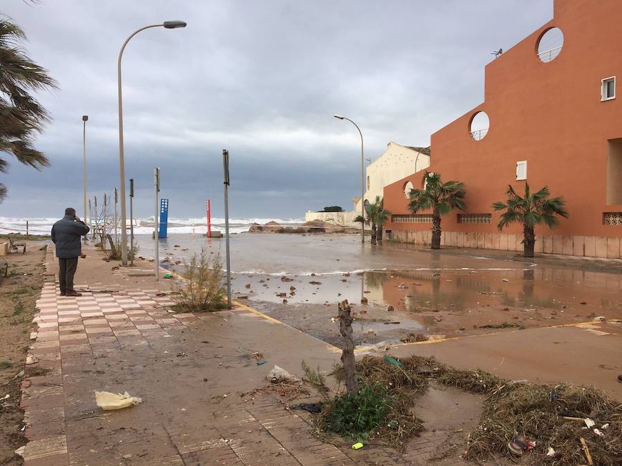 El temporal en el mar destroza paseos y calles en varios municipios de la Comunitat