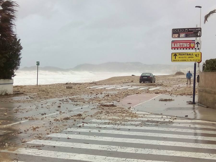 El temporal en el mar destroza paseos y calles en varios municipios de la Comunitat