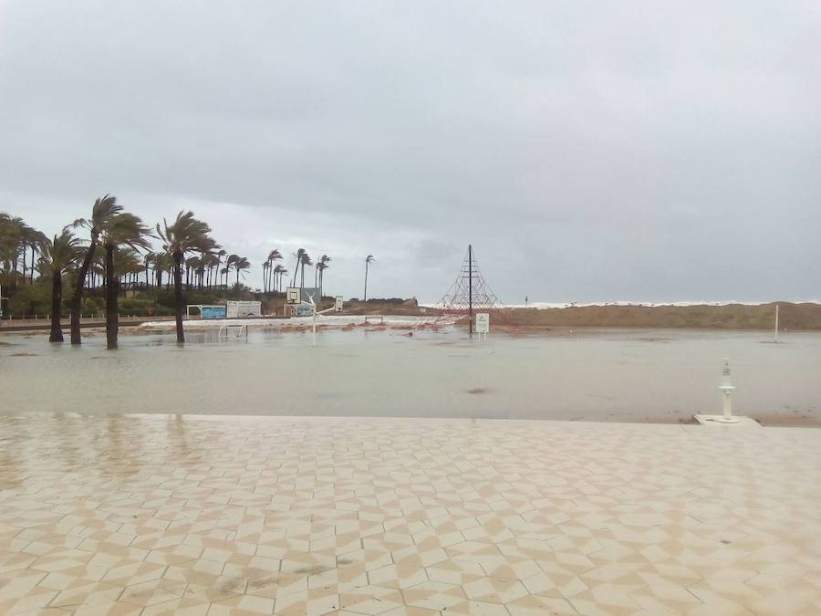 El temporal en el mar destroza paseos y calles en varios municipios de la Comunitat