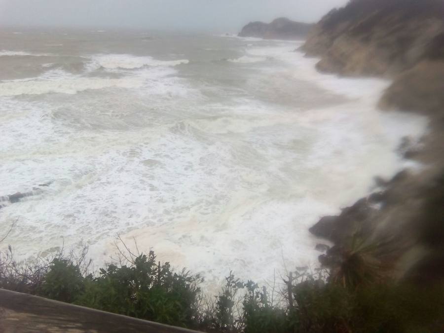 El temporal en el mar destroza paseos y calles en varios municipios de la Comunitat