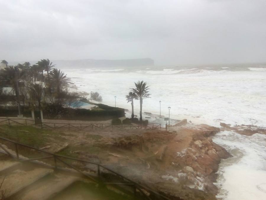 El temporal en el mar destroza paseos y calles en varios municipios de la Comunitat