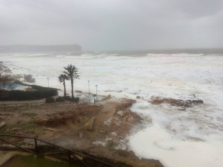 El temporal en el mar destroza paseos y calles en varios municipios de la Comunitat