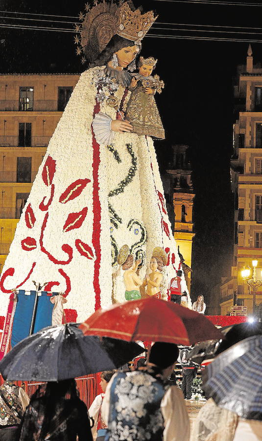 Miles de falleros desfilarán ante la Virgen de los Desamparados los días 17 y 18 de marzo.