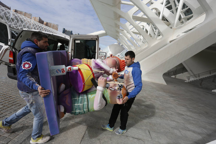 Fotos de los ninots llegando a la Exposición del Ninot de las Fallas 2017