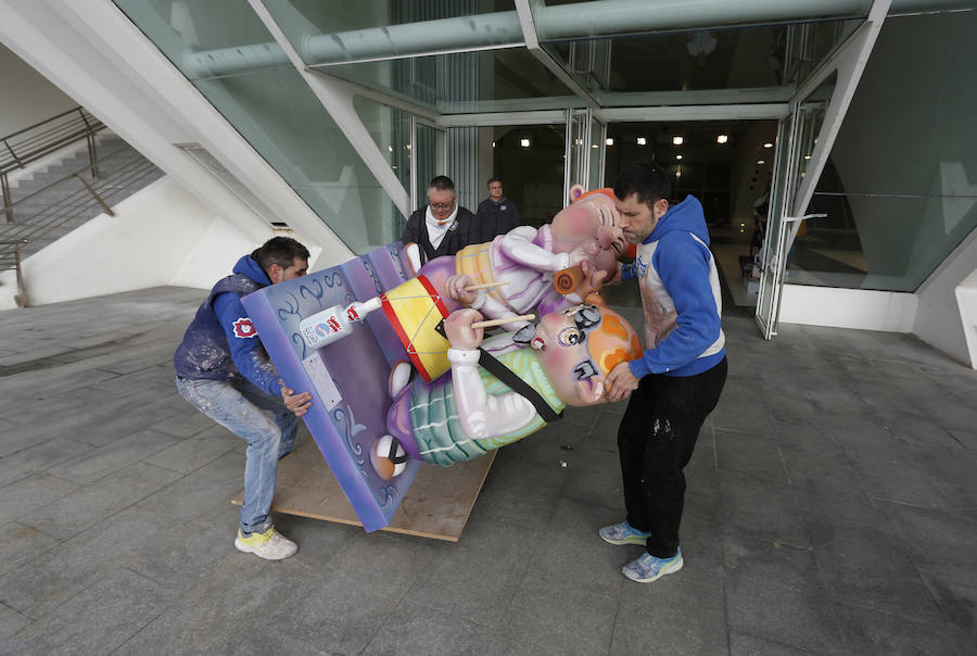 Fotos de los ninots llegando a la Exposición del Ninot de las Fallas 2017