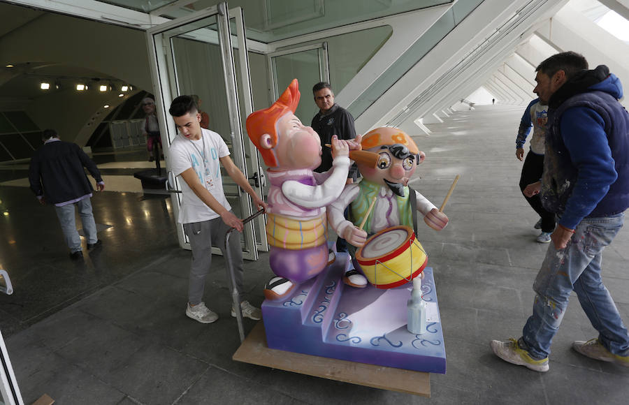 Fotos de los ninots llegando a la Exposición del Ninot de las Fallas 2017