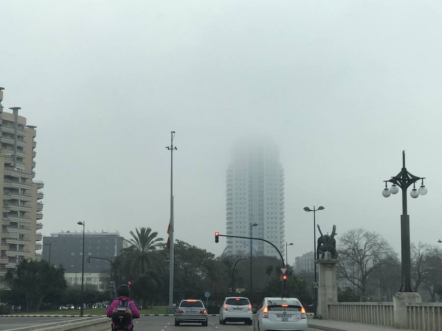 Niebla en la ciudad de Valencia.