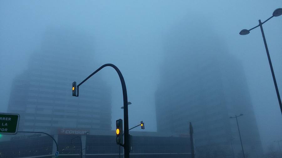 La niebla cubre las torres en Cortes Valencianas (Valencia).