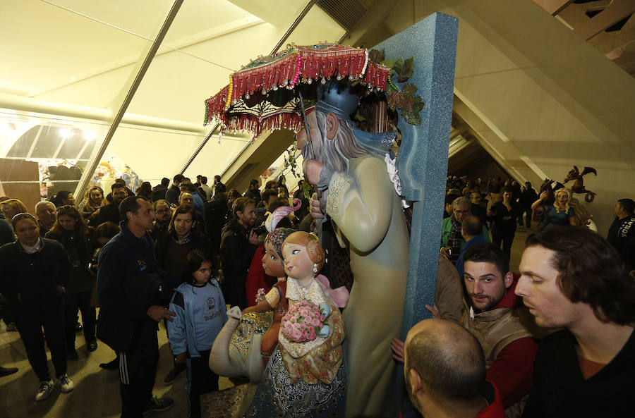 Fotos de los ninots llegando a la Exposición del Ninot 2017