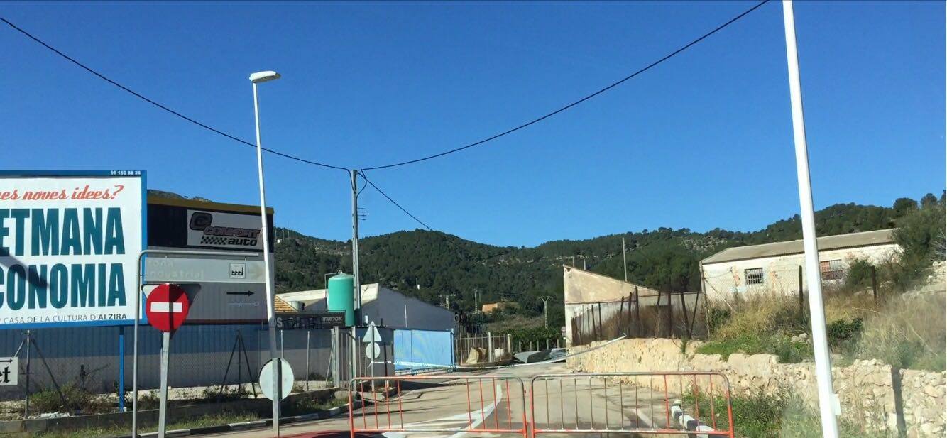 Techo levantado en el polígono el Teularet de Tavernes de la Valldigna.