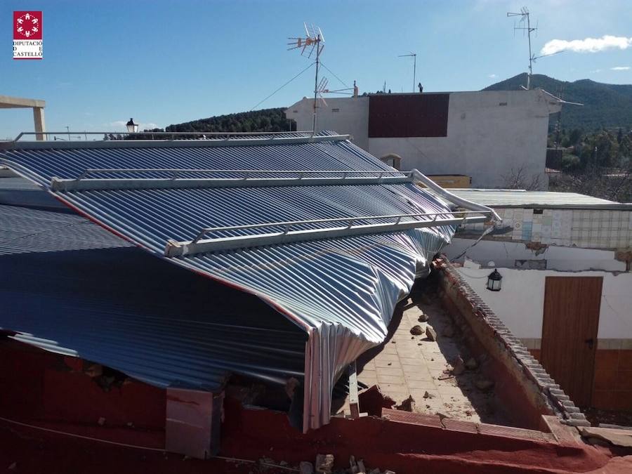 Techo levantado por el viento en Castellón.