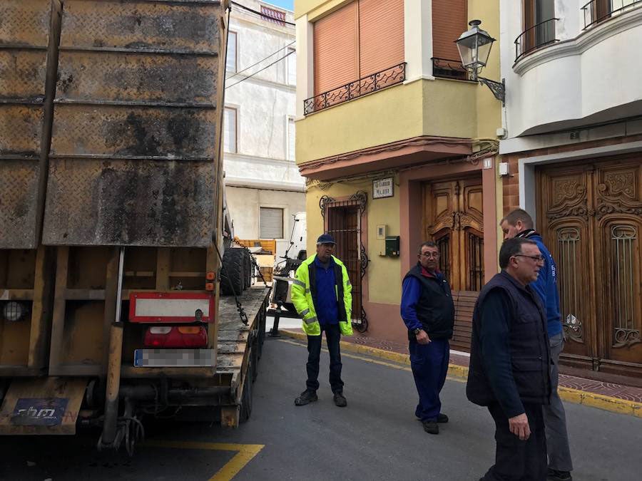 Un tráiler queda encajado en el centro de Benitatxell y colapsa el tráfico
