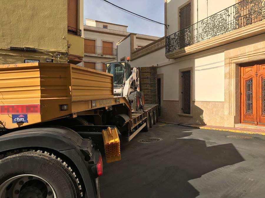 Un tráiler queda encajado en el centro de Benitatxell y colapsa el tráfico