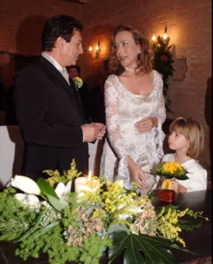 Juan Antonio Mira y Silvia Pardo. A dos semanas de la boda, la exmujer del cirujano se opuso al divorcio y tuvieron que decir a los invitados que celebrarían el inicio de sus vidas en común. En la foto, el doctor y la nutricionista, que posa junto a su hija Paula