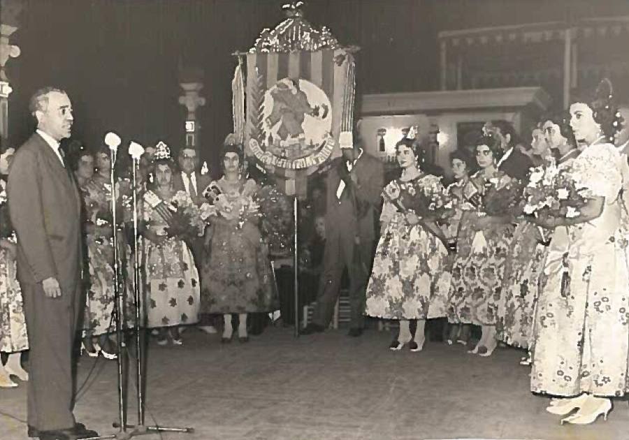 Fotos de las falleras en el Ateneo Mercantil de Valencia