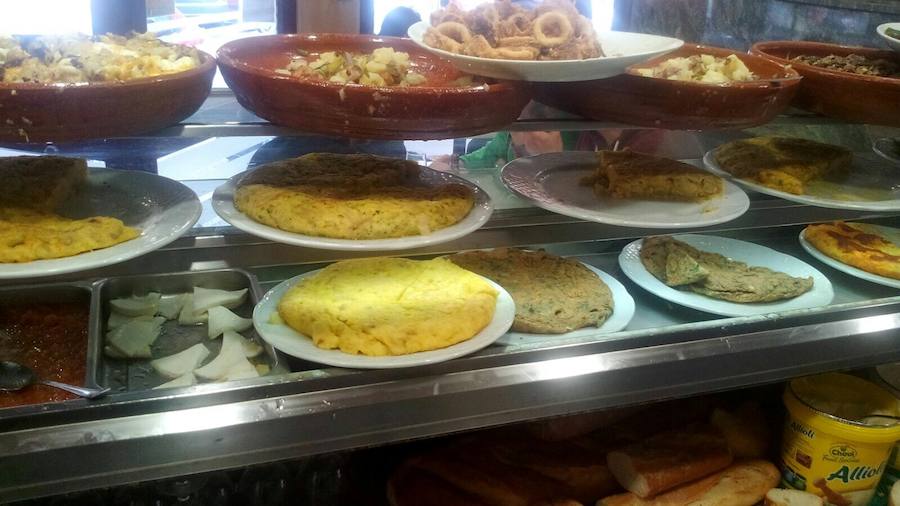 Tortillas en la barra del Bar Rojas Clemente.