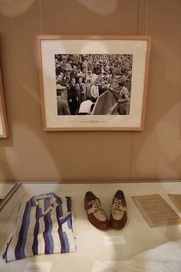 Fotos de la exposición dedicada al torero Manolete en el Ateneo Mercantil de Valencia