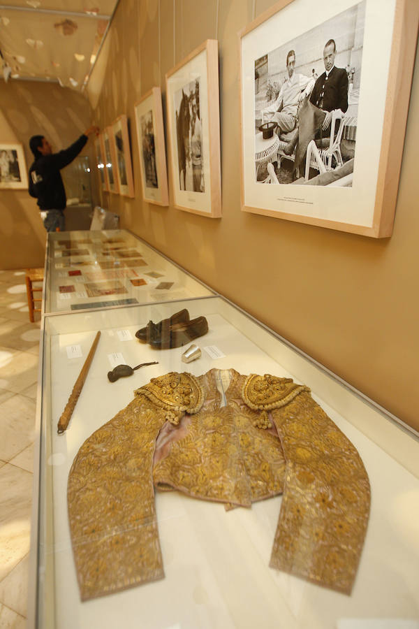 Fotos de la exposición dedicada al torero Manolete en el Ateneo Mercantil de Valencia