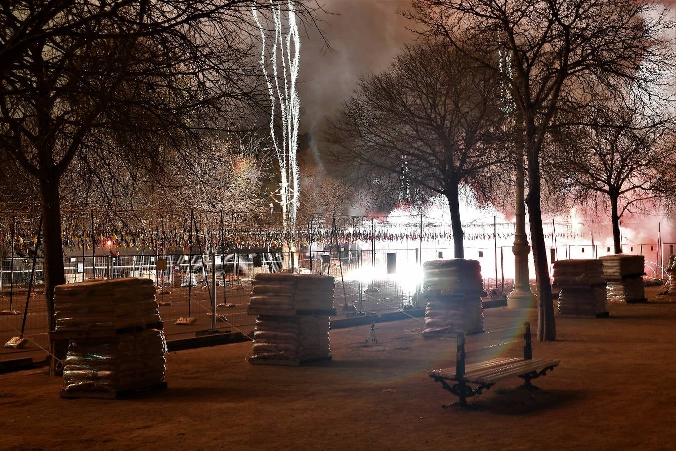 Fotos de la mascletà vertical &#039;Amstel Nit de l&#039;Espolín&#039;