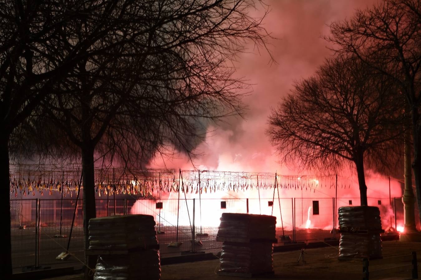 Fotos de la mascletà vertical &#039;Amstel Nit de l&#039;Espolín&#039;