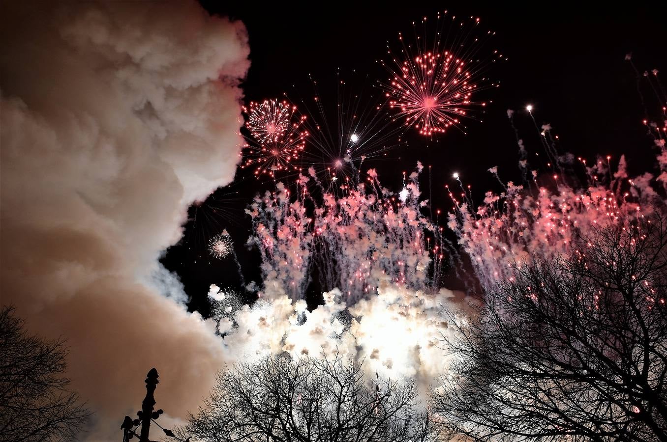 Fotos de la mascletà vertical &#039;Amstel Nit de l&#039;Espolín&#039;